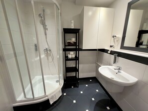 Classic Studio Suite, 3 Twin Beds, Kitchenette, Courtyard View (D2) | Bathroom | Shower, free toiletries, hair dryer, towels - Scharffenberg Apartments Main Square (Kraków)
