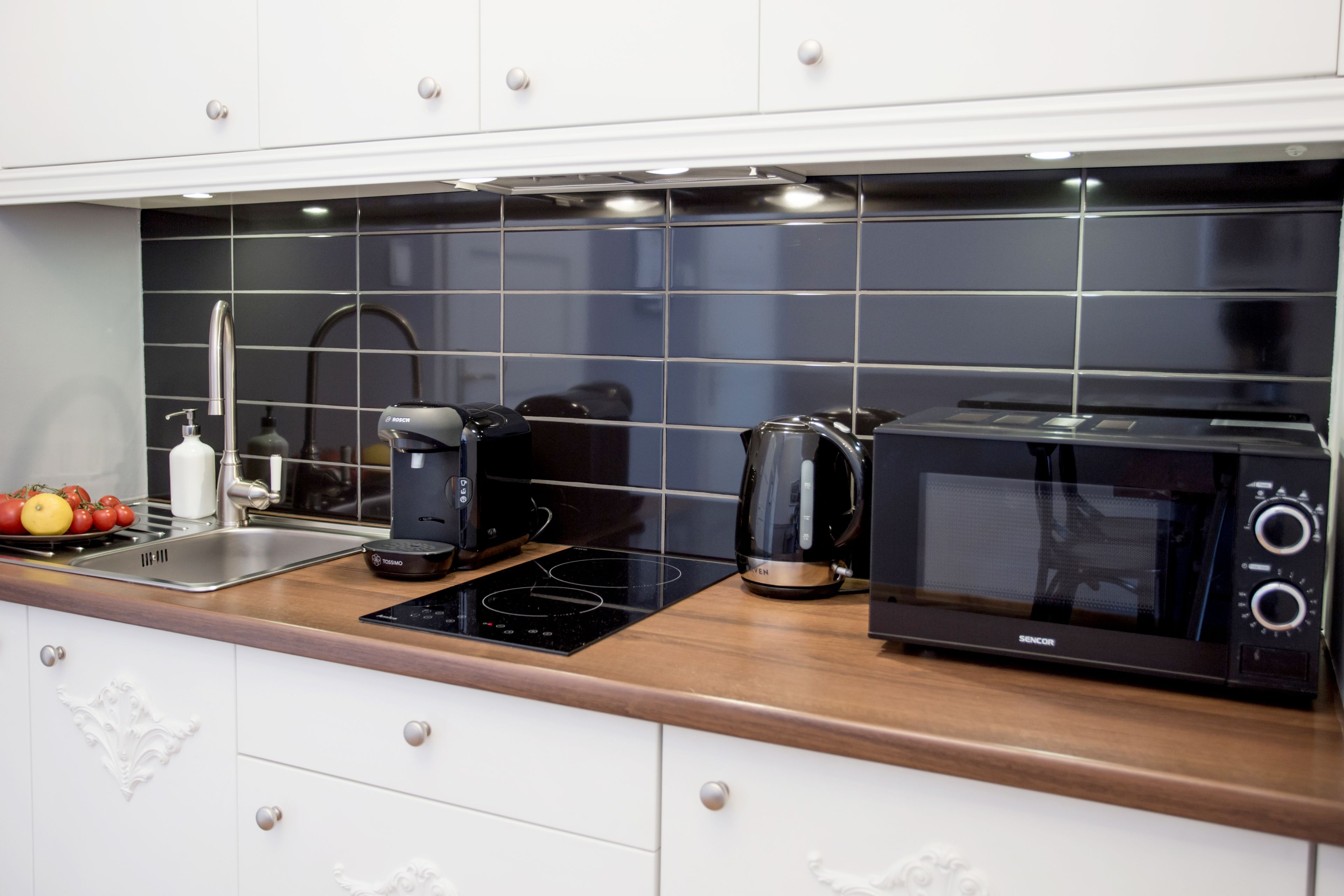 classic studio suite, kitchenette, courtyard view | private kitchenette | fridge, stovetop, coffee/tea maker, electric kettle