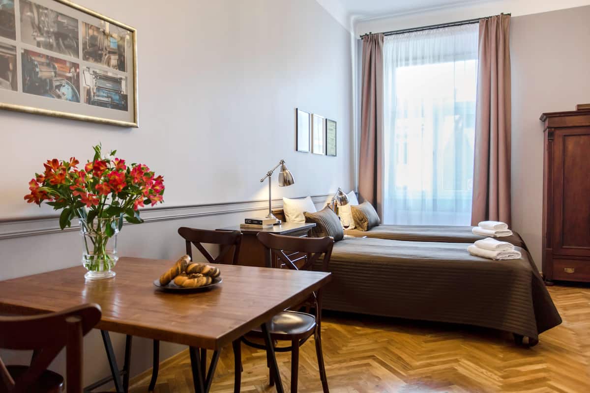 Design Studio Suite, Kitchenette, Courtyard View (A2) | Living area | 32-inch flat-screen TV with satellite channels, TV