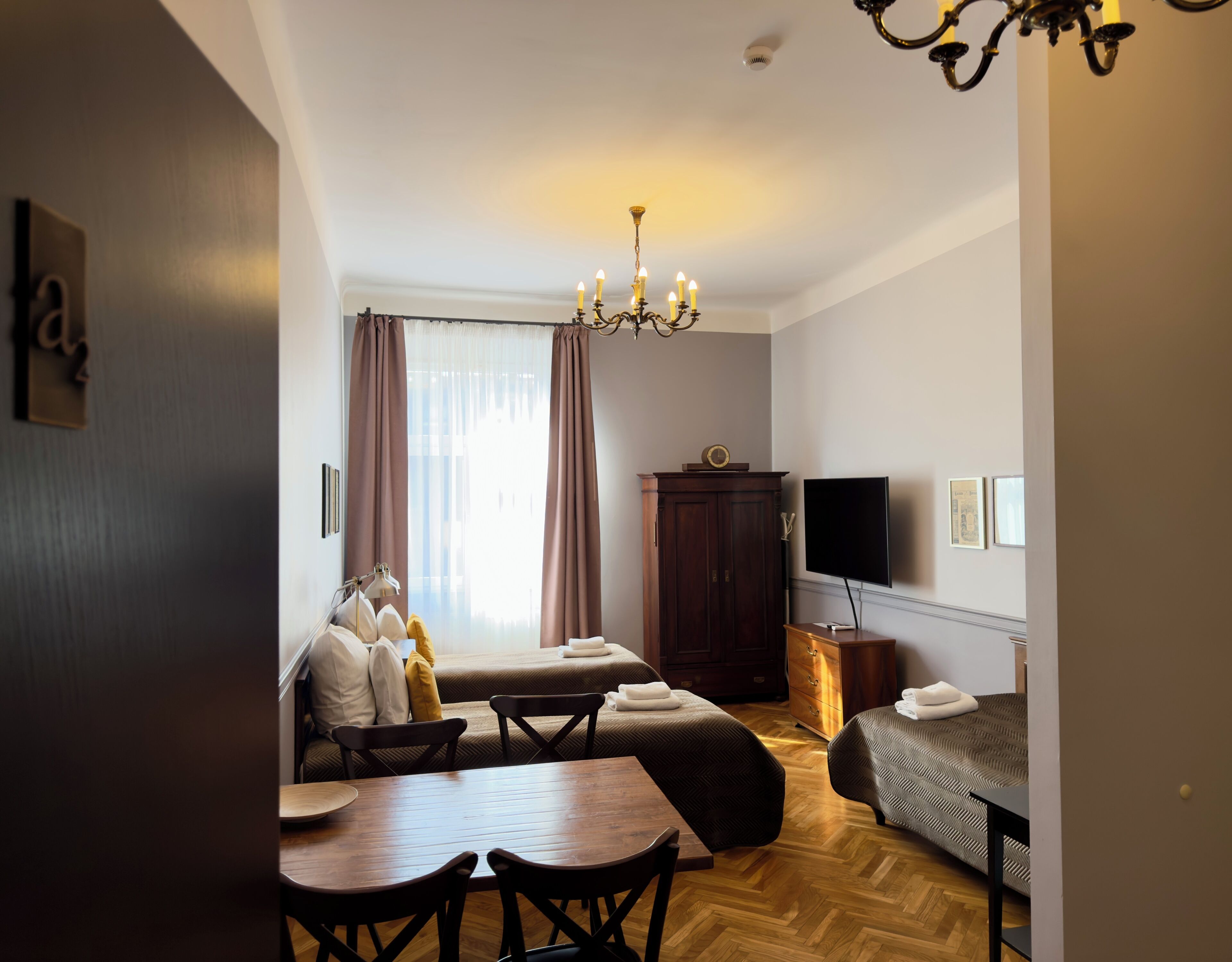 Klassieke studio suite, 3 eenpersoonsbedden, kitchenette, uitzicht op binnenplaats (A2) | Luxe beddengoed, een kluis op de kamer, individueel gedecoreerd