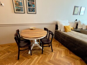 Classic Studio Suite, 3 Twin Beds, Kitchenette, Courtyard View (D2) | In-room dining - Scharffenberg Apartments Main Square (Kraków)