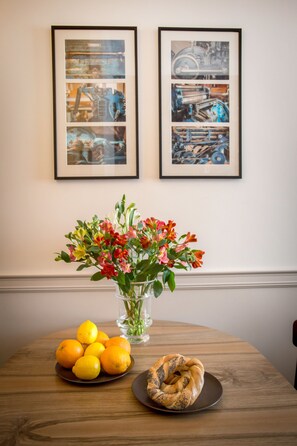 클래식 스튜디오 스위트, 싱글침대 3개, 간이주방, 마당 전망 (D2) | 객실 내 식사 공간