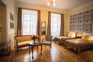 Studio Suite Klasik, 2 Tempat Tidur Twin, dapur kecil, pemandangan kota (C) | Area keluarga | Televisi LED 50-inci dengan saluran TV satelit