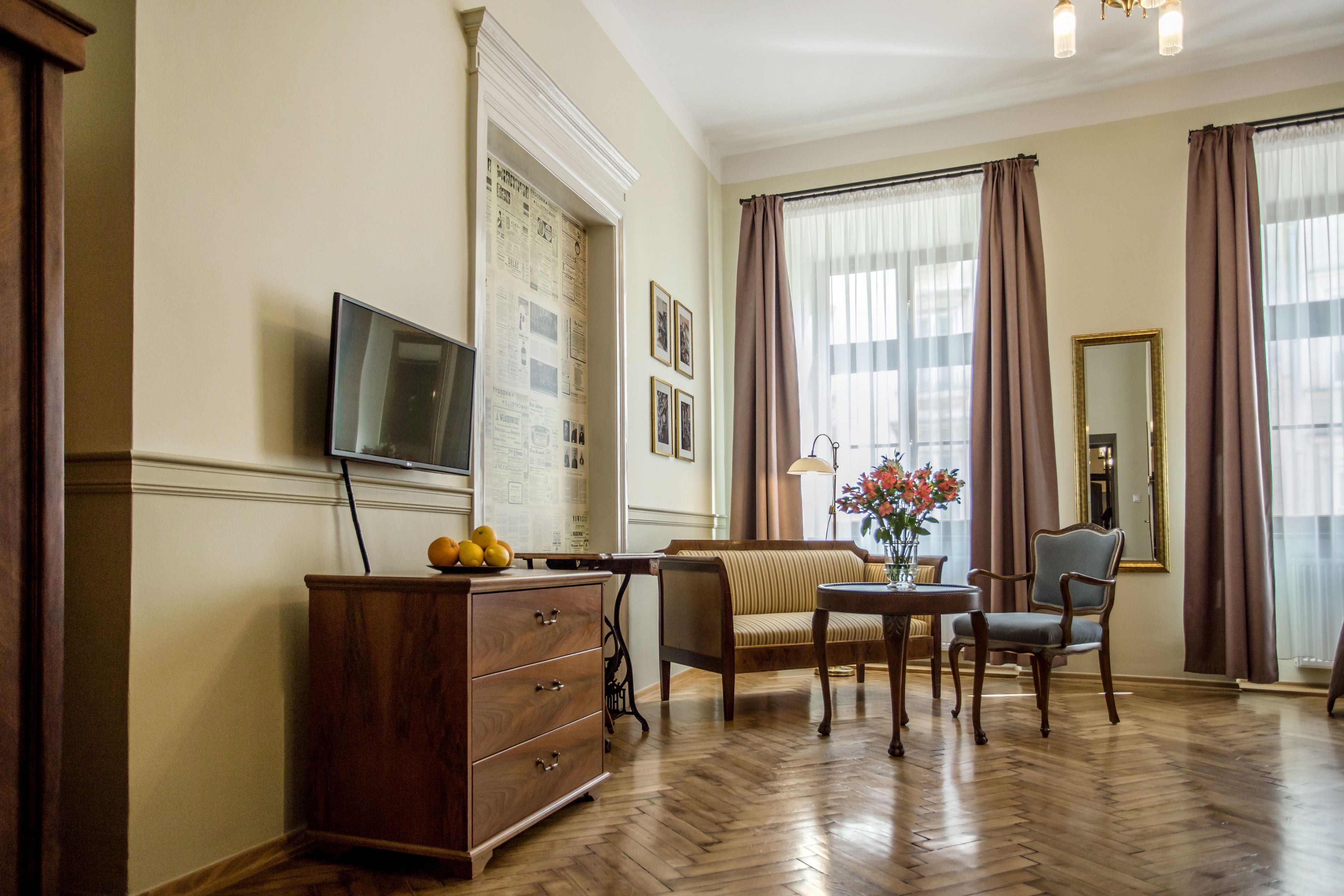 romantic studio suite, kitchenette, city view (c) | living room | 32-inch flat-screen tv with satellite channels, tv