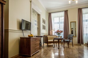 클래식 스튜디오 스위트, 싱글침대 2개, 간이주방, 시내 전망 (C) | 거실 | 위성 채널 시청이 가능한 50인치 LED TV