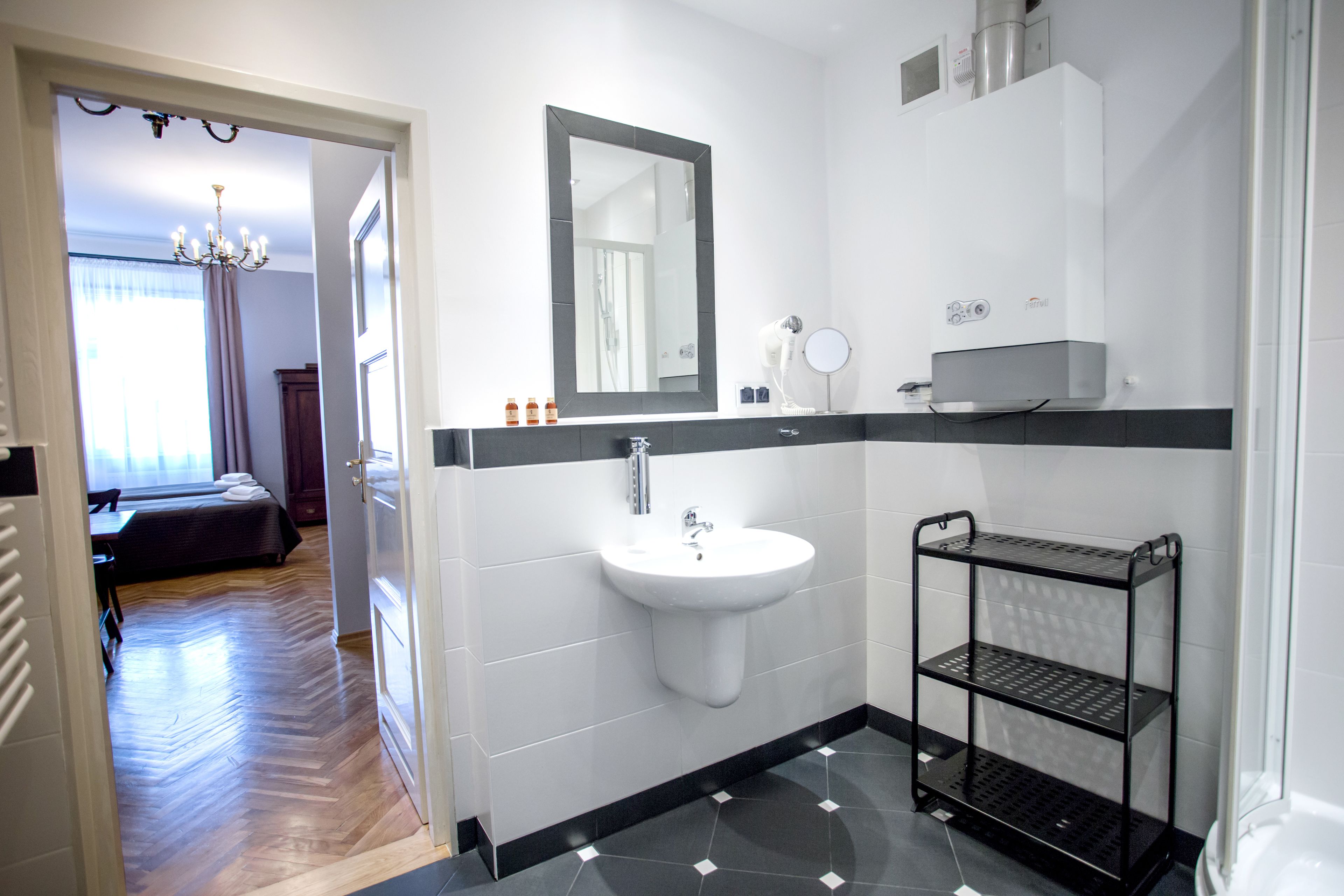 design studio suite, kitchenette, courtyard view (a2) | bathroom | shower, free toiletries, hair dryer, towels