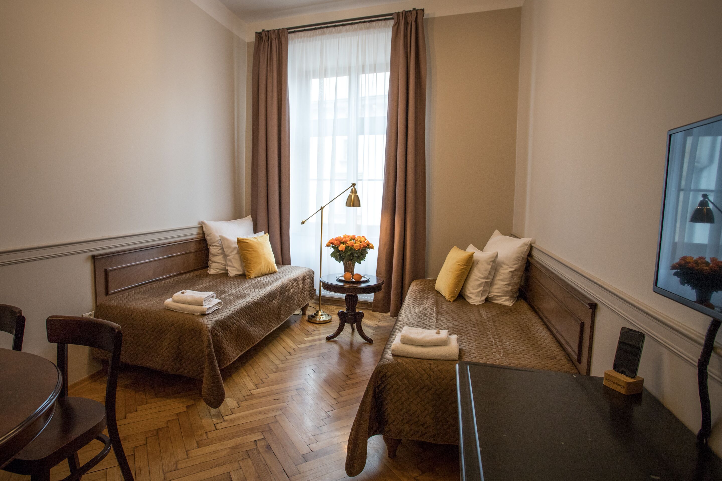 exclusive suite, 1 bedroom, kitchenette, city view | living area | 32-inch flat-screen tv with satellite channels, tv