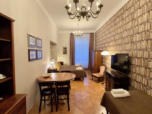 Classic Studio Suite, Multiple Beds, Kitchenette, City View | In-room dining - Scharffenberg Apartments Main Square (Kraków)