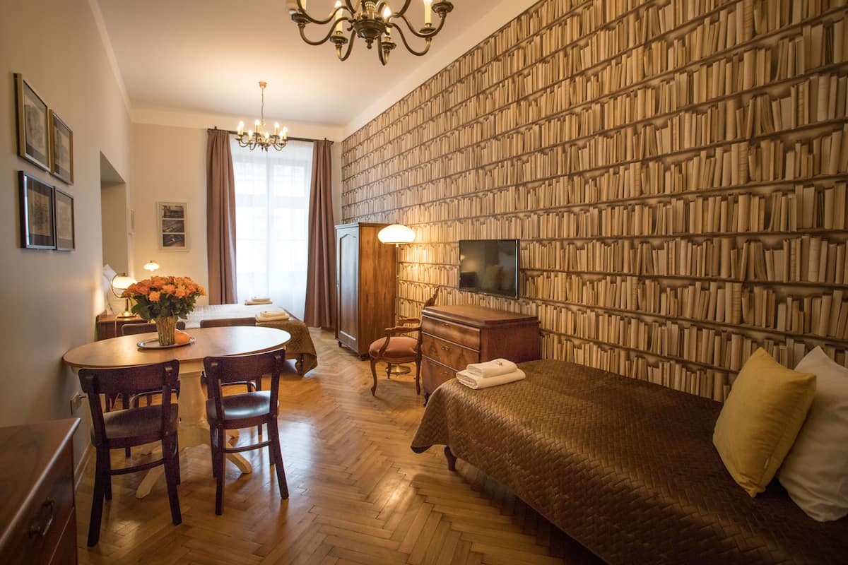 Exclusive Studio Suite, Kitchenette, City View | Living area | 32-inch flat-screen TV with satellite channels, TV
