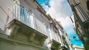 A historic building with ornate balconies and a clear sky. - Dione Apartments Ortigia (Syracuse)