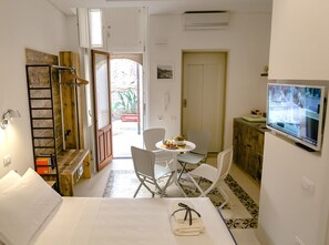 Standard-Studio, 1 Queen-Bett, Küche, Blick auf den Innenhof | Eigene Küche