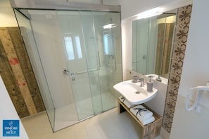 Deluxe-Apartment, 2 Schlafzimmer, barrierefrei, Terrasse | Badezimmer