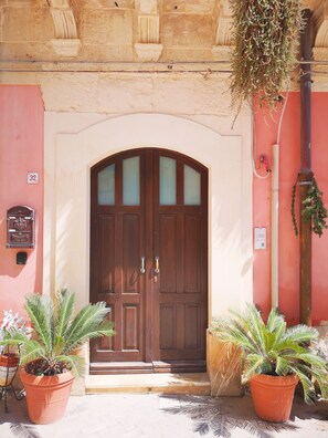 Property entrance - Family Apartments (Syracuse)