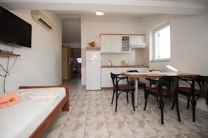 Classic Double Room, 1 Bedroom | Private kitchen