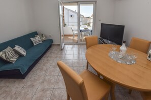 Deluxe Apartment, Sea View | Living room