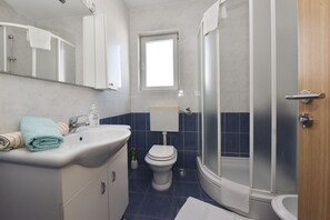 Deluxe-Apartment, Meerblick | Badezimmer | Dusche, kostenlose Toilettenartikel, Handtücher