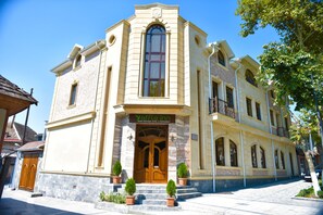 Front of property - Yaffle Inn Boutique Hotel (Sheki)