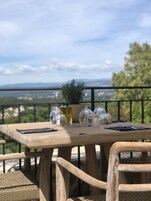 Una mesa de madera al aire libre con vistas al paisaje.