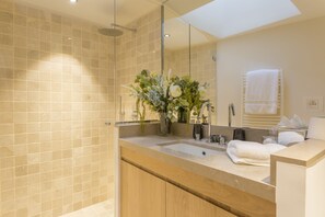 Suite Trois Chambres | Badezimmer | Kostenlose Toilettenartikel, Haartrockner, Handtücher