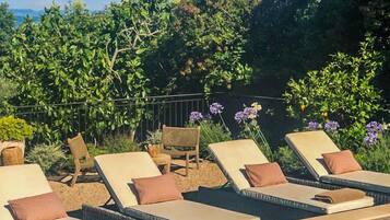 Piscine extérieure, parasols de plage, chaises longues