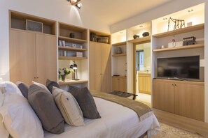 Chambre Grande De Luxe Anaïs | Literie de qualité, minibar, coffre-fort, décor unique
