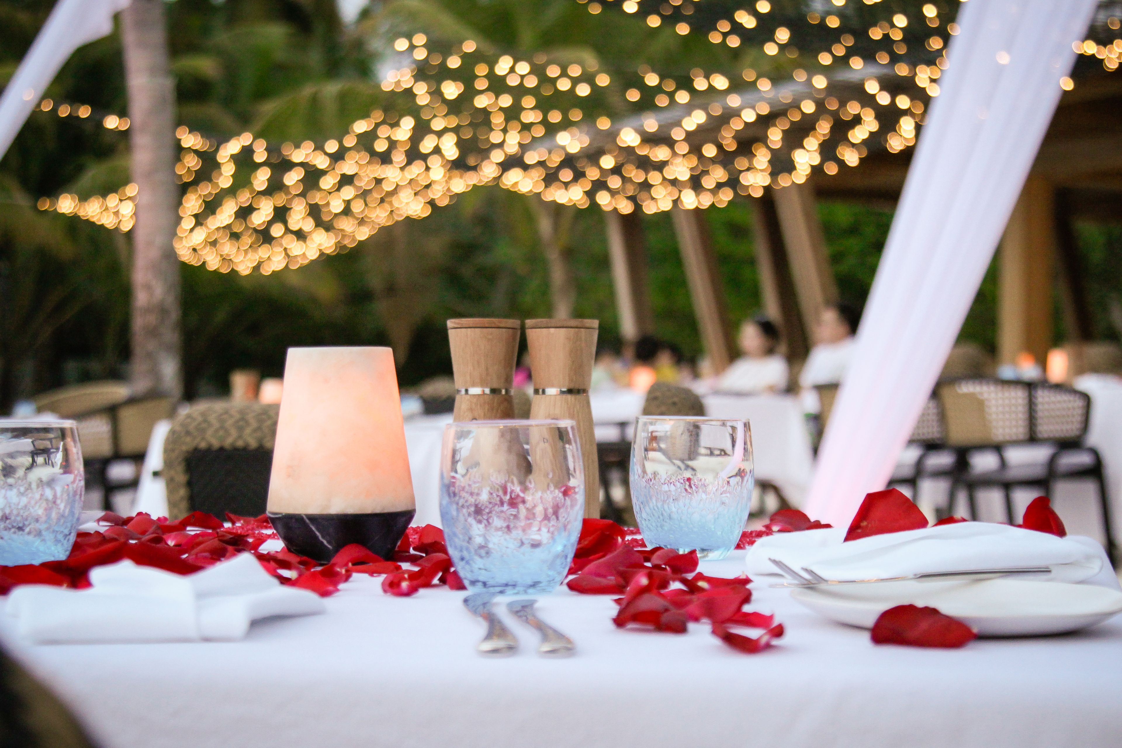 3 restaurants, breakfast, lunch, dinner served; international cuisine