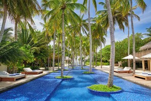 4 outdoor pools, free pool cabanas, pool umbrellas - Sirru Fen Fushi Private Lagoon Resort (Gaakoshinbi)