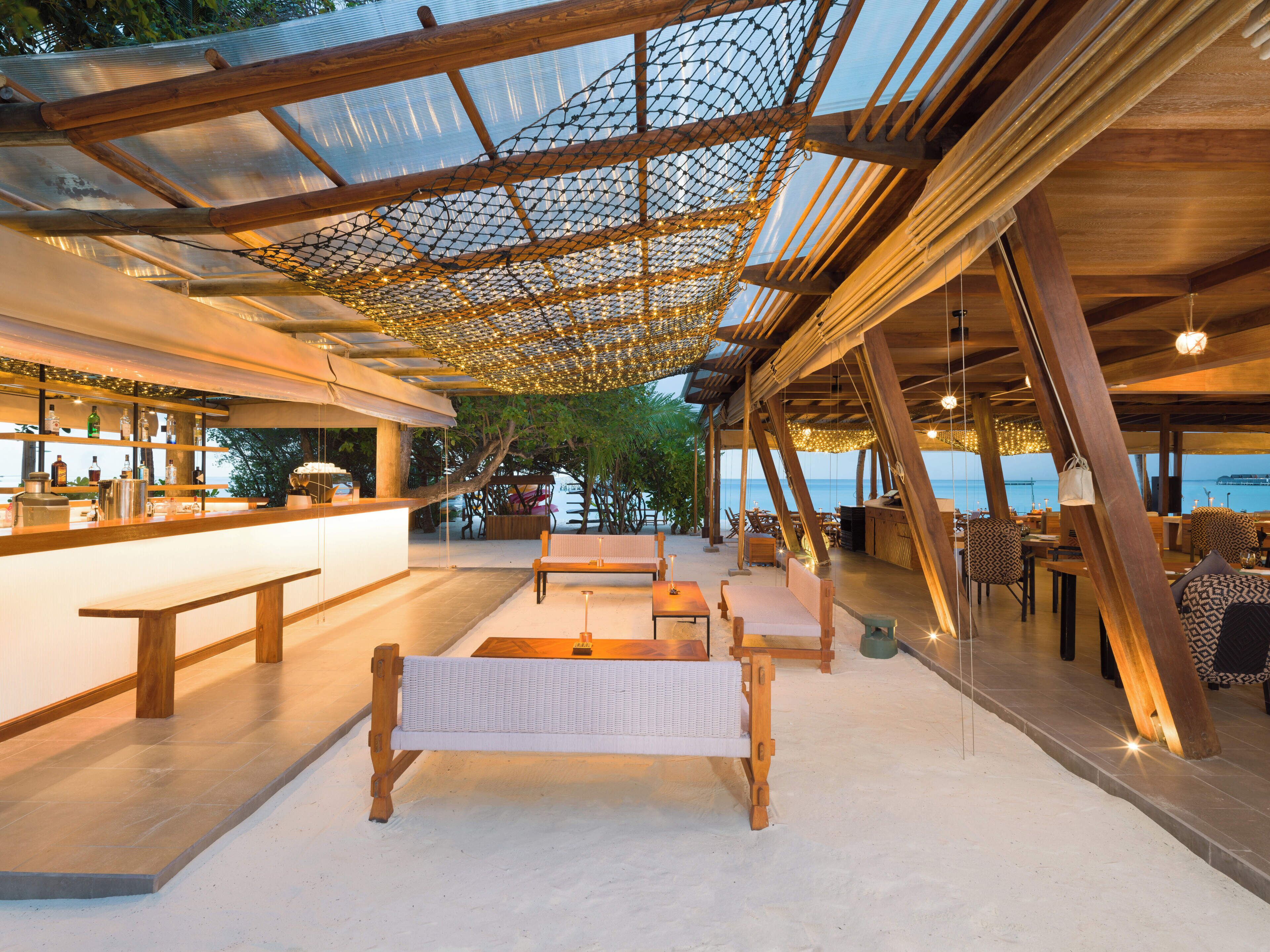 3 restaurants, breakfast, lunch, dinner served; international cuisine