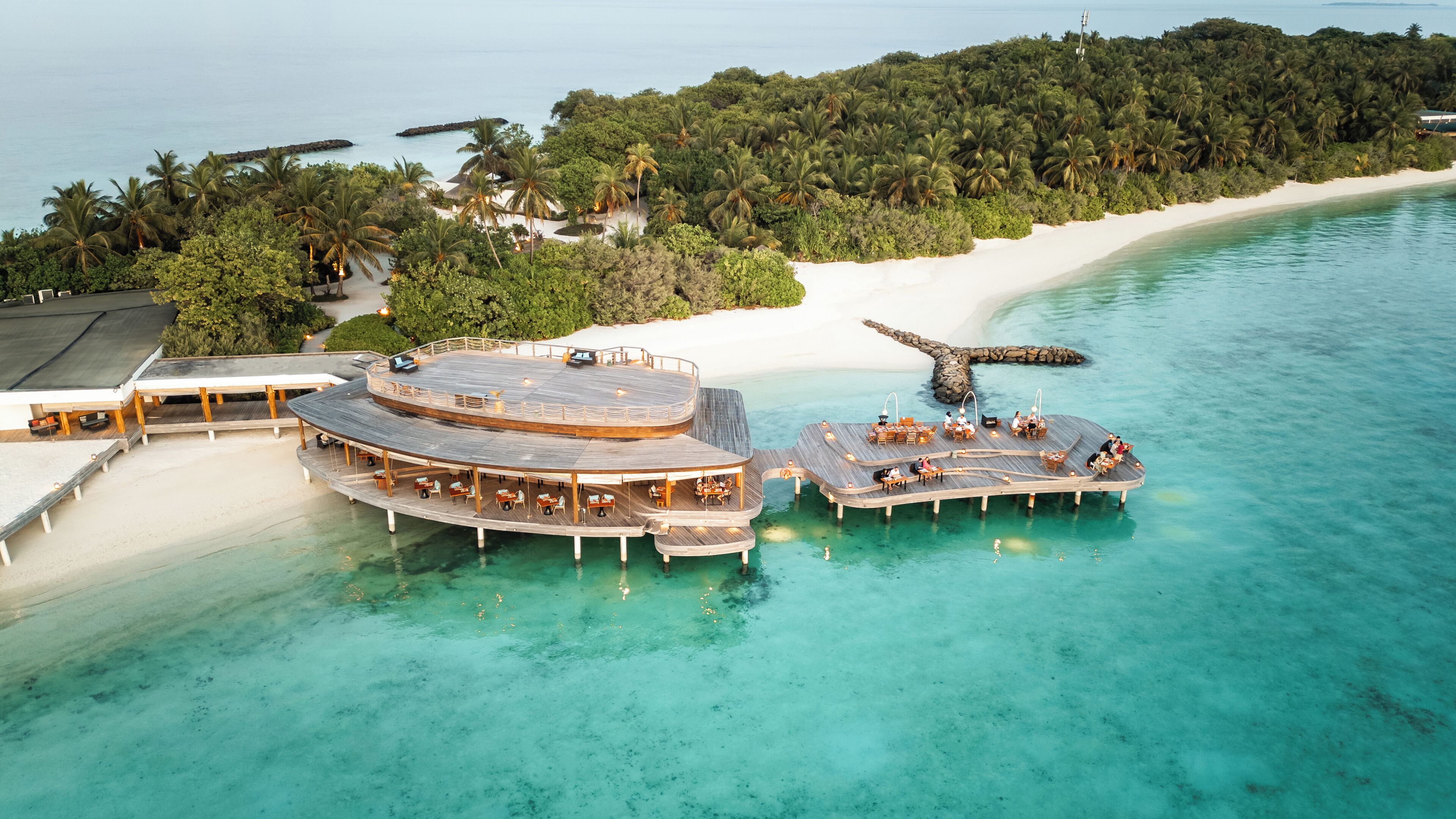 3 restaurants, breakfast, lunch, dinner served; international cuisine