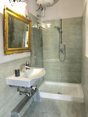Deluxe Apartment | Bathroom | Shower, towels - Gramsci Apartments (Naples)