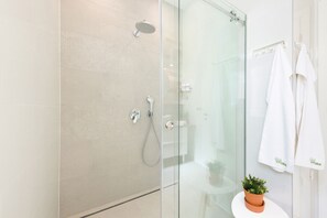 Deluxe Double Room, 1 King Bed | Bathroom | Shower, free toiletries, hair dryer, towels - Luxury rooms Mak (Split)