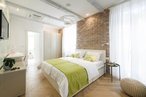 Deluxe-Doppelzimmer, Terrasse | Minibar, Zimmersafe, schallisolierte Zimmer, Bügeleisen/Bügelbrett