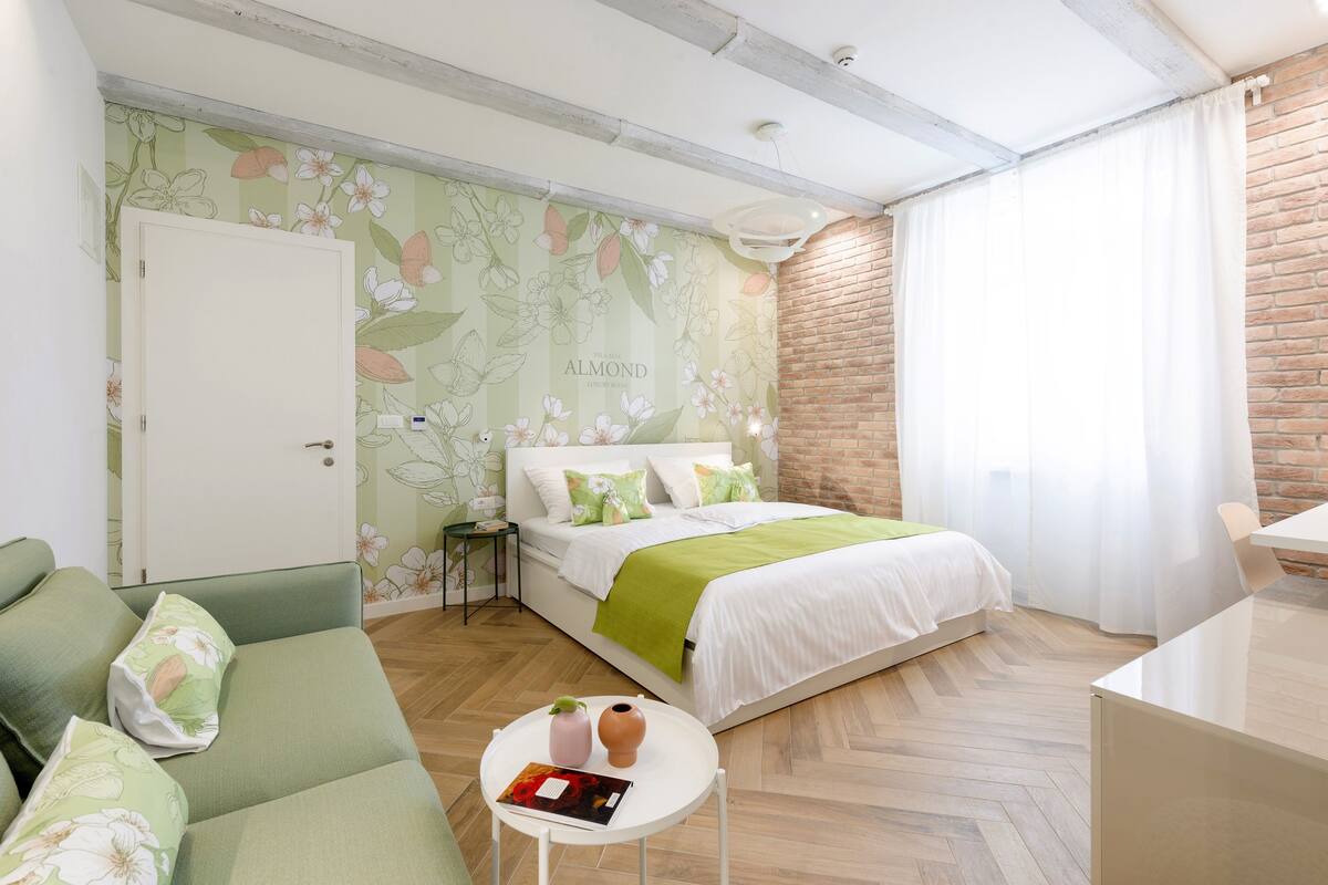 Deluxe Double Room | Minibar, in-room safe, soundproofing, iron/ironing board