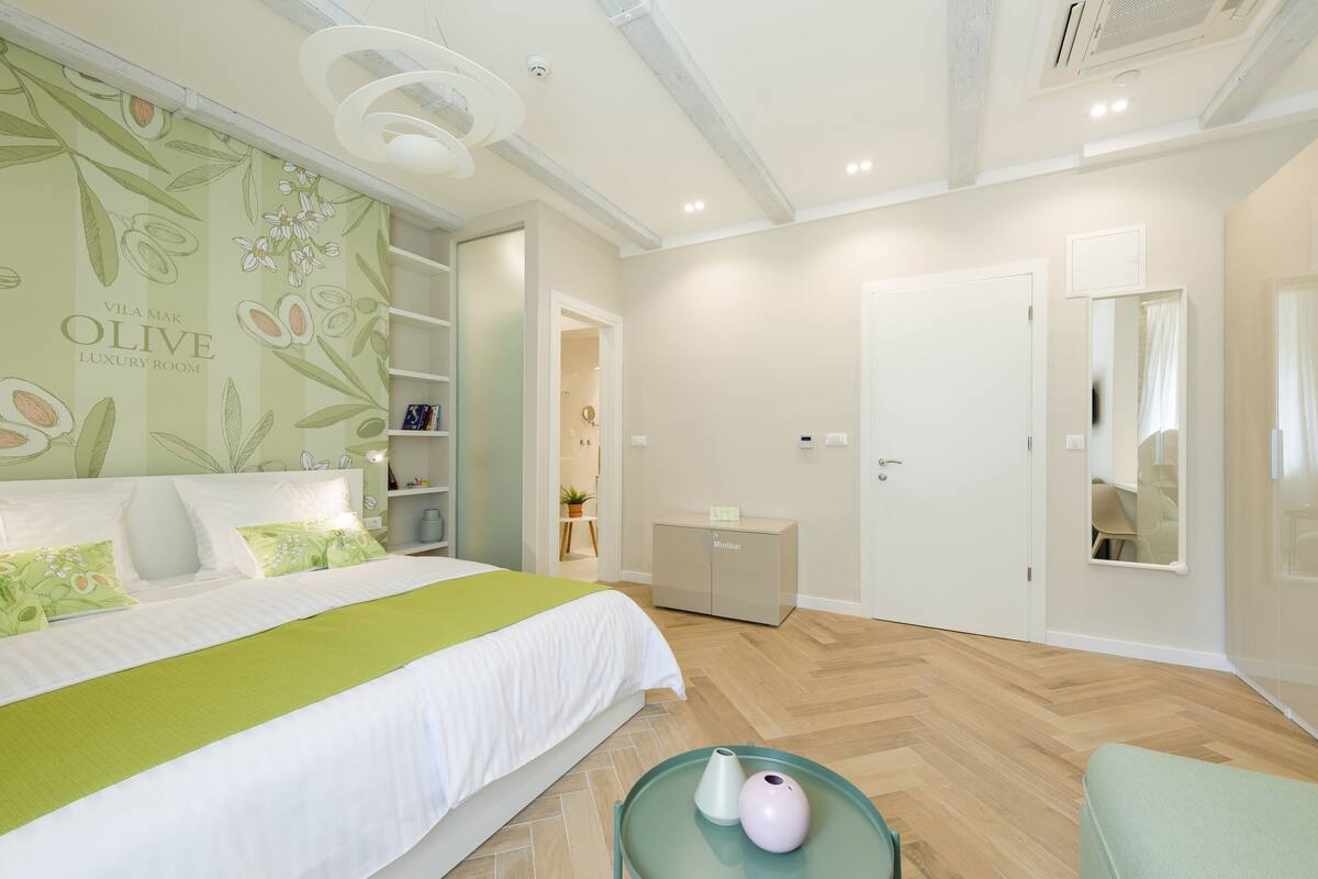 Deluxe Double Room, 1 King Bed | Minibar, in-room safe, soundproofing, iron/ironing board