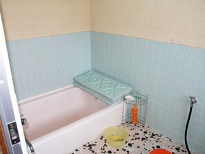 Ilmaiset hygieniatuotteet, hiustenkuivaaja, pyyhkeet