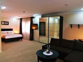 Suite exclusiva, 1 cama de matrimonio grande con sofá cama | 1 dormitorio, ropa de cama de alta calidad, minibar y caja fuerte