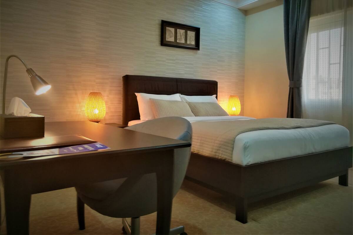 Standard Room, 1 King Bed | 1 bedroom, premium bedding, minibar, in-room safe