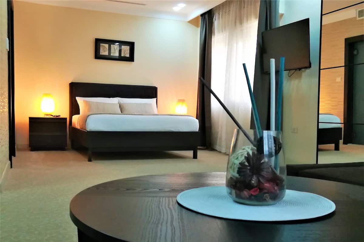 Suíte exclusiva, 1 cama King e sofá-cama | 1 quarto, roupas de cama premium, frigobar, cofres nos quartos