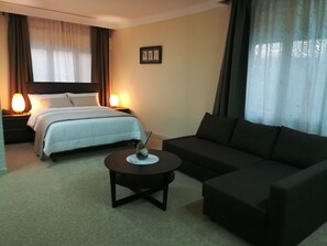 Deluxe suite, 1 kingsize bed met slaapbank | 1 slaapkamer, luxe beddengoed, een minibar, een kluis op de kamer