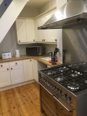 Cottage, 2 Bedrooms | Private kitchen | Fridge, microwave, oven, dishwasher