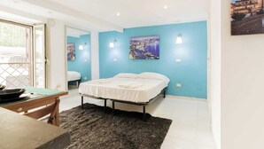 A bedroom with a bed, a desk, and a chair. - Luxury House (Naples)