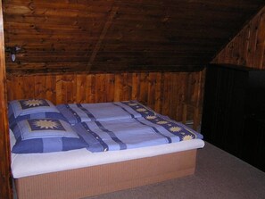 Habitación con 1 cama doble o 2 individuales | Baño | Ducha, artículos de higiene personal gratuitos y toallas
