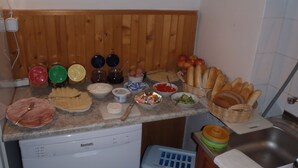 Una encimera de cocina con diversos alimentos y un lavavajillas.