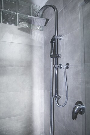 Classic-Haus, 2 Schlafzimmer, Meerblick | Dusche im Bad
