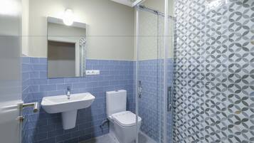 Apartamento Premium, 1 habitación, baño privado | Baño | Artículos de higiene personal gratuitos y secador de pelo