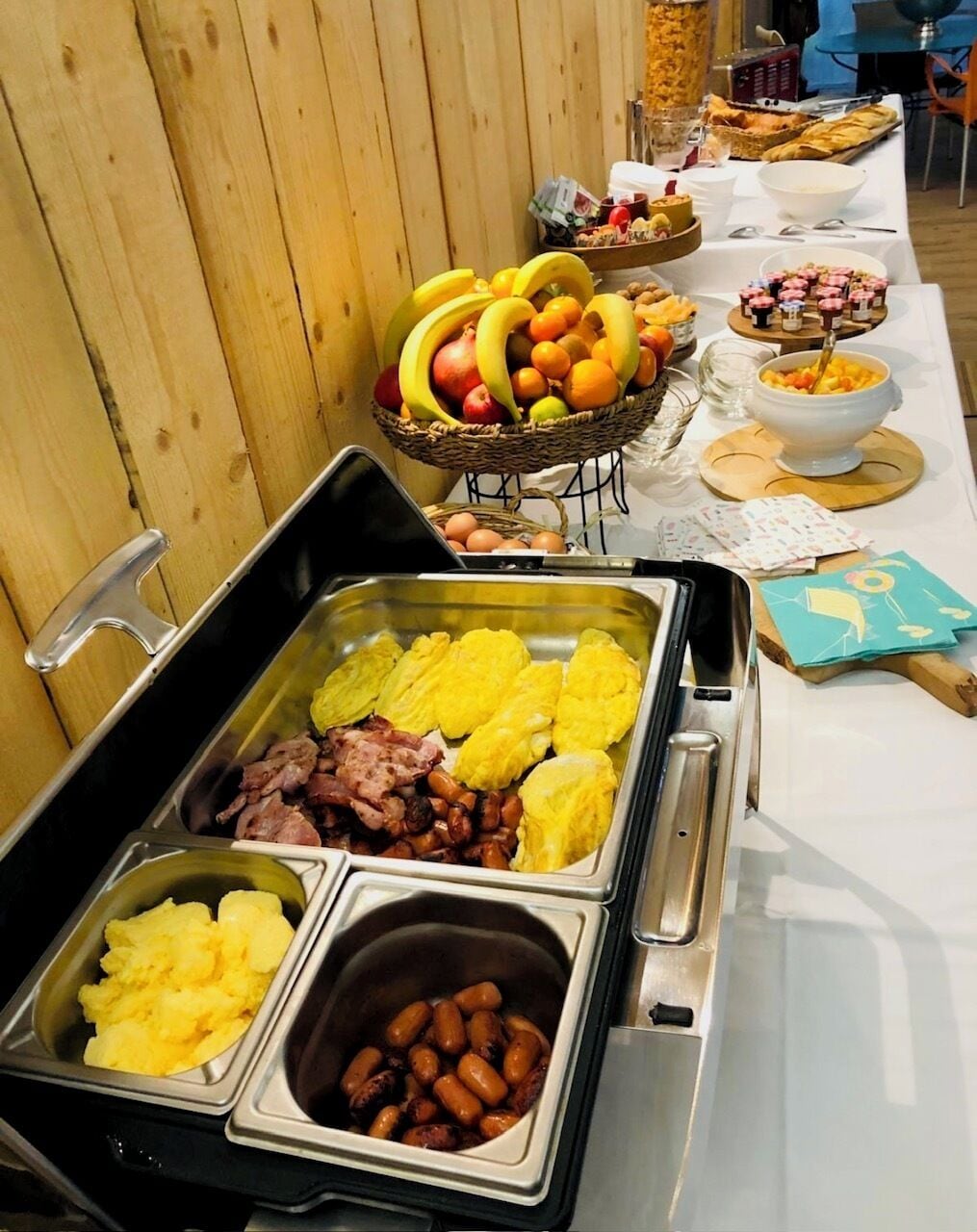 Daily continental breakfast (EUR 13.90 per person)