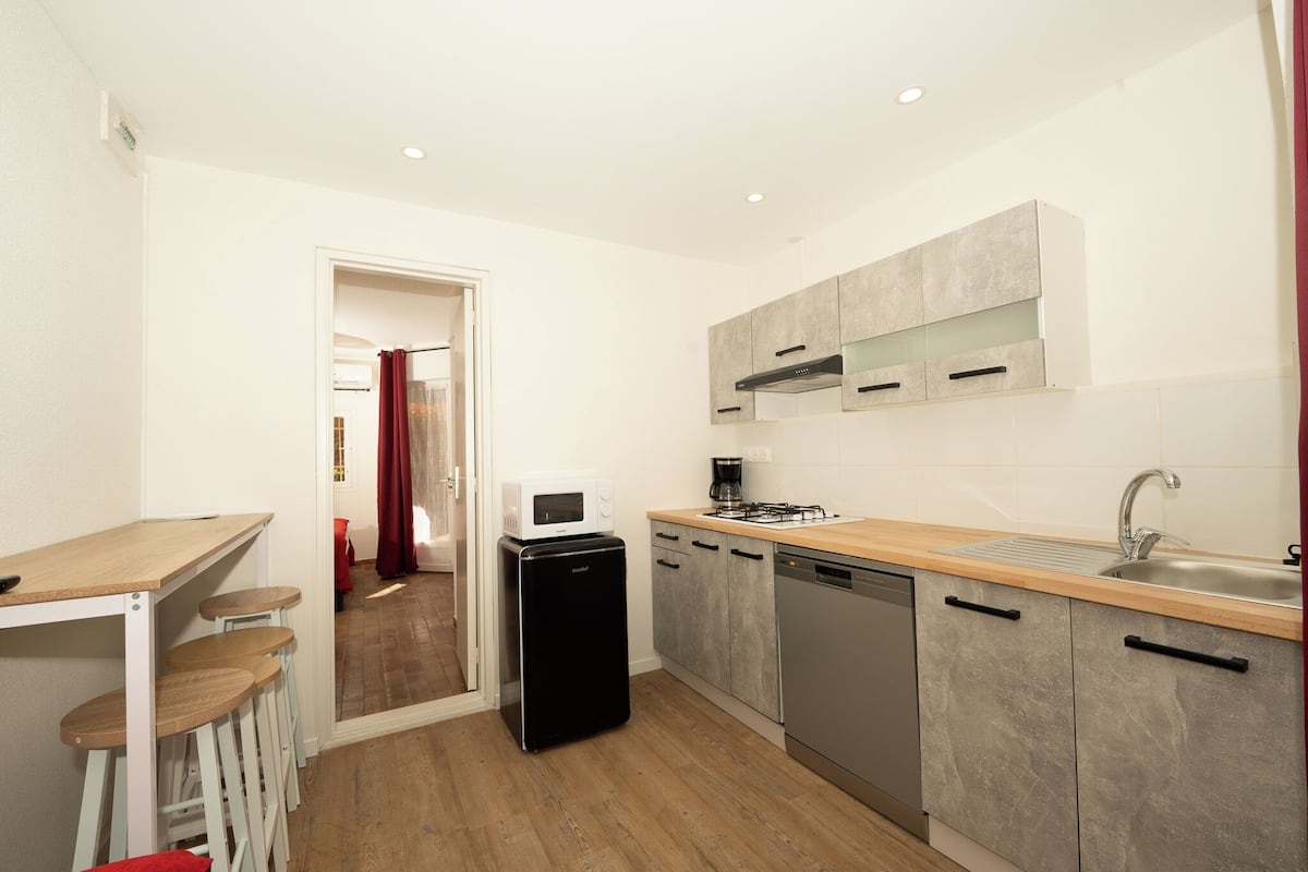 Basic Apartment, 2 Double Beds | Living area