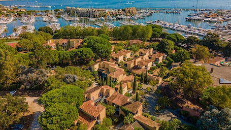 Fachada de la propiedad. Marina Hotel Club