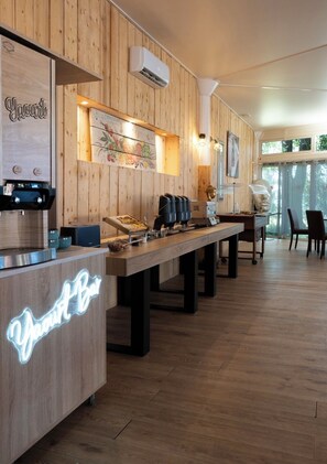 Daily continental breakfast for a fee - Marina Hotel Club (Cogolin)