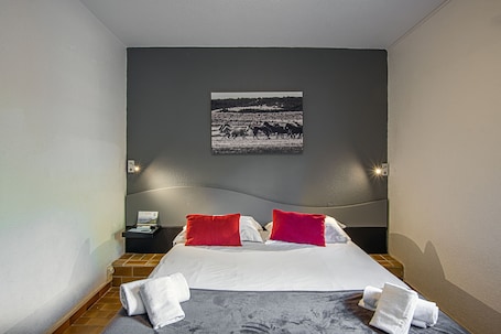 Wifi gratis y ropa de cama . Marina Hotel Club